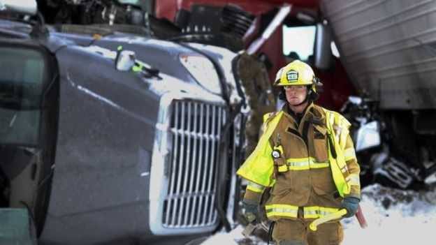 Hiện trường thảm khốc vụ 50 ô tô đâm liên tiếp trên đường cao tốc ở Mỹ