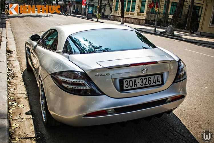 Mercedes SLR McLaren được biết đến là siêu xe sản xuất hàng loạt đầu tiên được tạo nên từ chất liệu sợi cacbon. Trái tim của siêu xe này là động cơ siêu tăng áp V8 5.5 lít do AMG chế tạo.