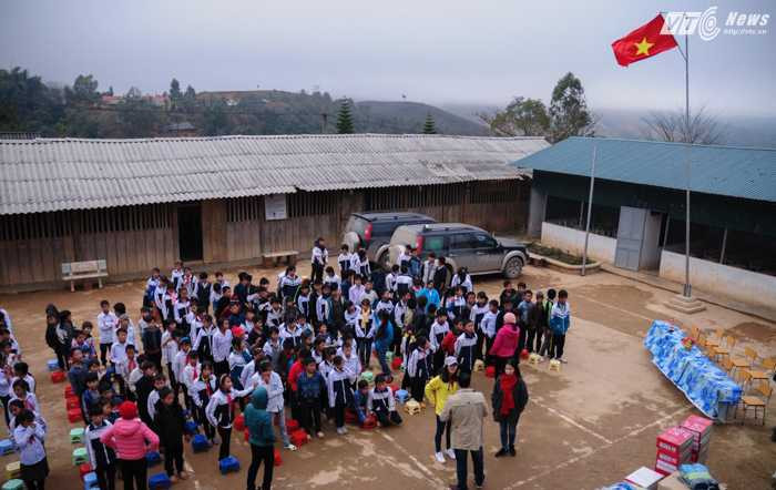 Học sinh trường Trung học nội trú xã Phì Nhừ, huyện Điện Biên Đông, tỉnh Điện Biên tập trung ở sân trường