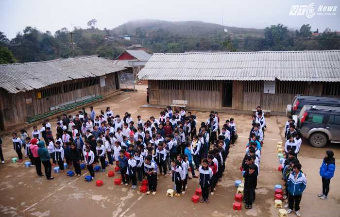 Các em được nhận quần áo, sữa, dầu ăn.. và nhiều đồ dùng khác từ chương trình từ thiện do VTC News phát động trước Tết Nguyên đán