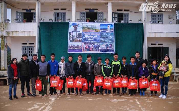 Đoàn VTC News bên cạnh một số hộ dân nghèo đến được buổi trao quà