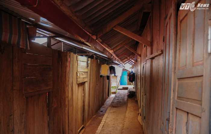 Khu vực nội trú của các em học sinh cũng đang còn nhiều thiếu thốn