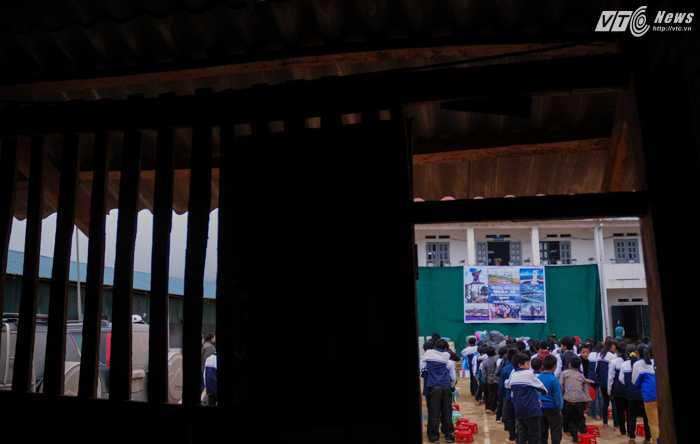 Trường lớp, nhà nội trú ở đây được xây dựng đơn sơ