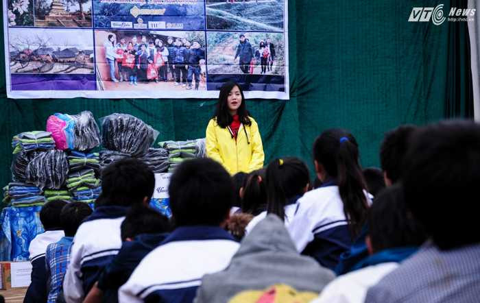 Đại diện đoàn từ thiện VTC News chia sẻ với các học sinh trường Trung học nội trú xã Phì Nhừ trước khi chia quà cho các em
