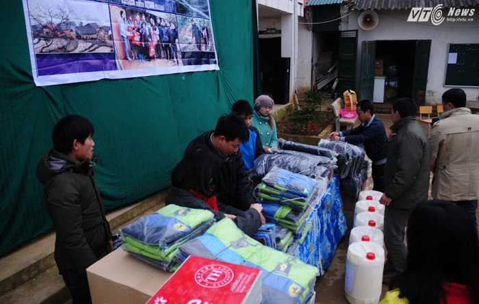 Các món quà được chuẩn bị chu đáo trước khi phát cho các em học sinh