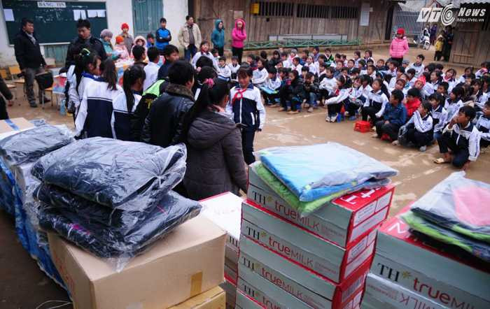 Quần áo ấm và nhiều đồ dùng khác được chia đều cho các học sinh