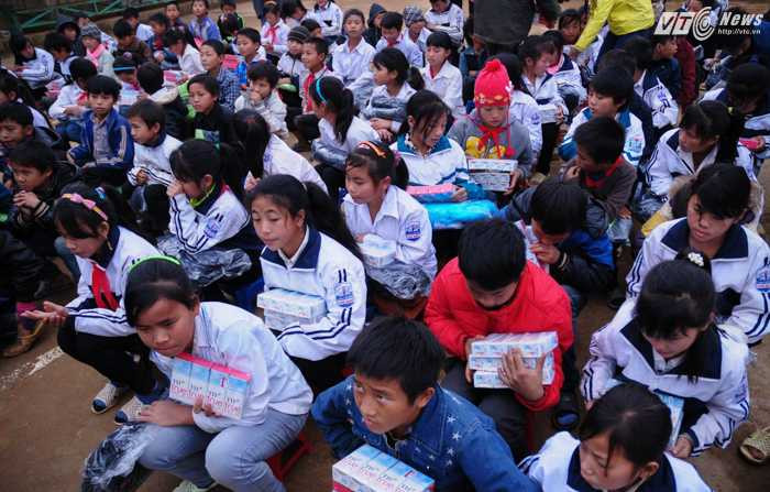 Các em co ro trong cái rét của miền núi trước thềm Tết Nguyên đán