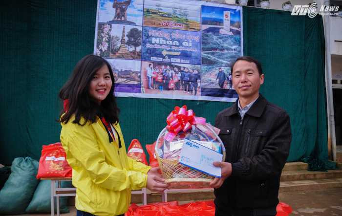 VTC News cũng trao thêm 50 suất quà Tết cho các hộ gia đình khó khăn của xã, trong ảnh là đại diện chính quyền xã Phì Nhừ (phải) nhận quà lưu niệm của VTC News