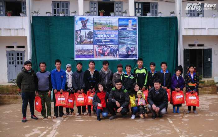 Vì khoảng cách xa, đường đi khó khăn nên nhiều hộ dân không thể đến kịp buổi trao quà, những suất quà này được chính quyền xã trao lại sau đó