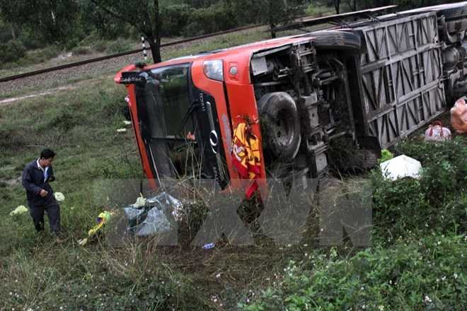 Xe khách chở 21 người lao xuống hố ở Quảng Ninh