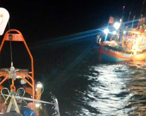 Xuyên Tết, cứu ngư dân, tàu cá bị nạn, trên biển, Đà Nẵng, Hoàng Sa