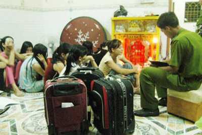 Tuân lừa bán người tình và nhiều cô gái khác qua biên giới với giá 20 triệu đồng (ảnh minh họa)