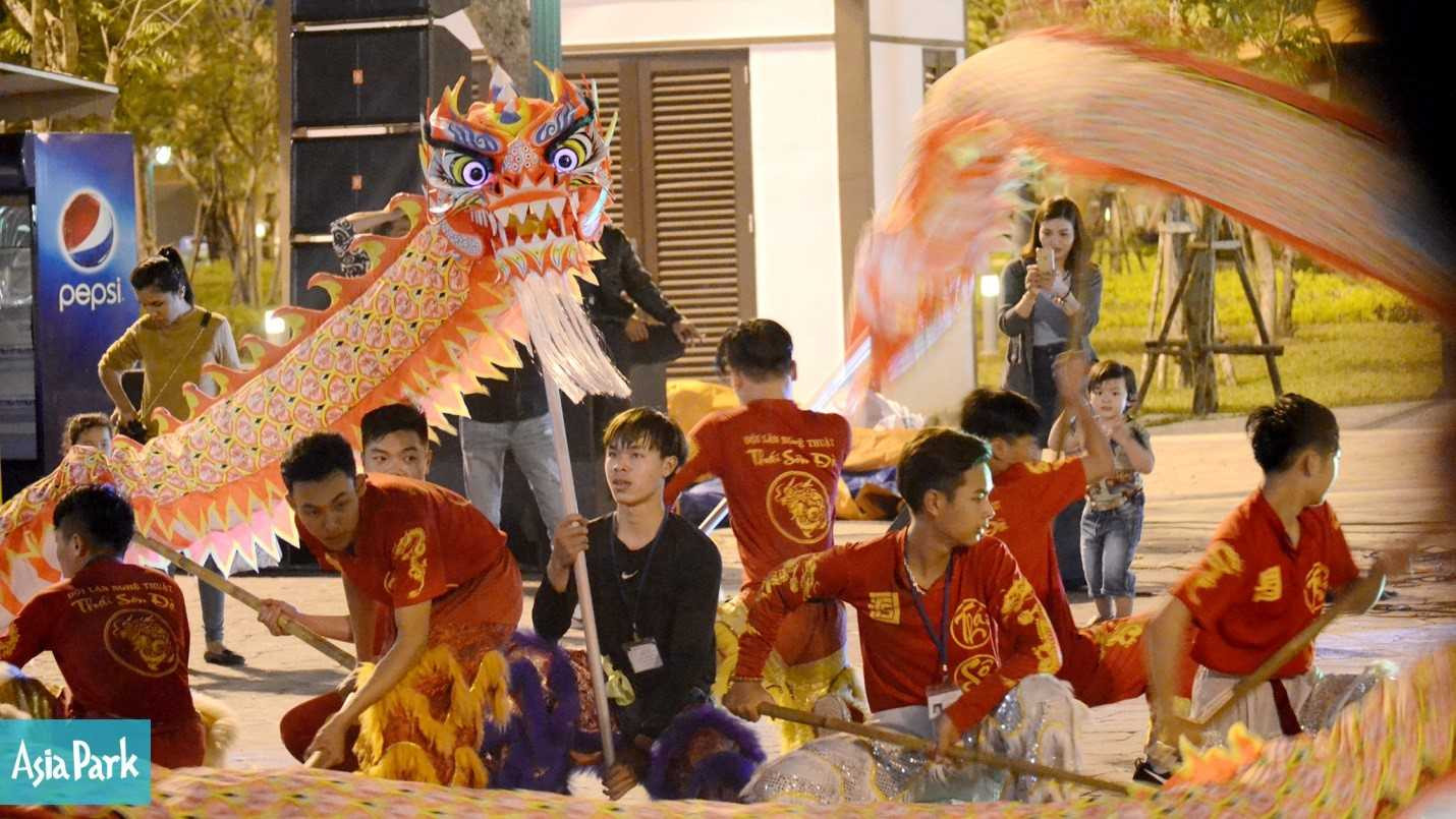 Không khí lễ hội ngập tràn Asia Park.