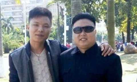 Ông Trương chụp ảnh cùng một khách du lịch Ông Trương chụp ảnh cùng một khách du lịch