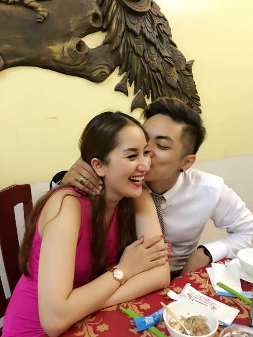 Phan Hiển âu yếm thơm má Khánh Thi: Valentine không quà vật chất . Ox (ông xã) tặng bx (bà xã) cái này đặc biệt hơn. Đảm bảo lâu ngày vẫn chạy tốt.