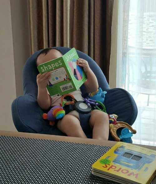 Thu Minh khoe ảnh con trai ngồi đọc sách cho bố mẹ nghe: Để Gấu đọc sách cho bố mẹ nghe nhé. Gấu cũng xin chúc các ông bà cô chú anh chị khởi đầu một năm mới thật nhiều sức khỏe, ngập tràn niềm vui và gặp nhiều may mắn nhé.