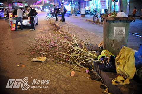 Không chỉ hoa đào, quất, nhiều thứ rác thải sau Tết không được thu dọn bốc mùi hôi thôi xộc vào mũi người đi đường.