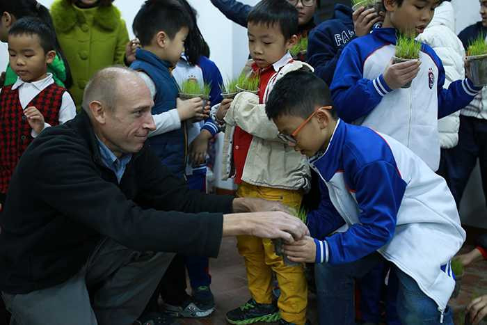 Học sinh Hà Thành xếp hình bản đồ Việt Nam bằng hơn 10.000 chậu mạ non