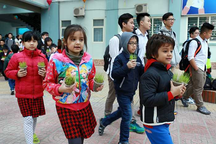 Học sinh Hà Thành xếp hình bản đồ Việt Nam bằng hơn 10.000 chậu mạ non