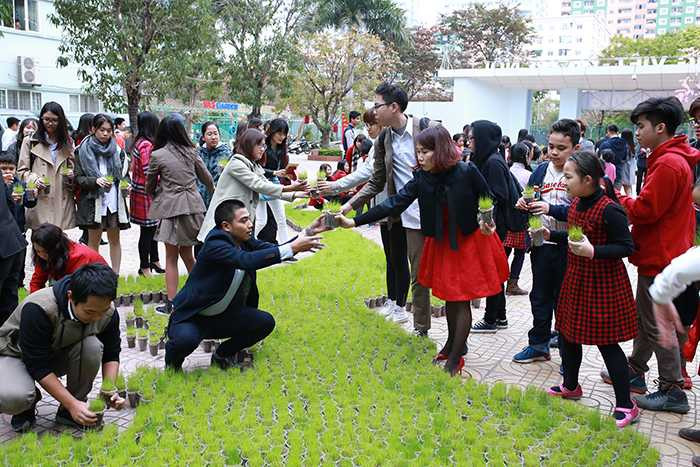 Học sinh Hà Thành xếp hình bản đồ Việt Nam bằng hơn 10.000 chậu mạ non