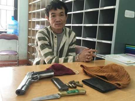 Đối tượng Nguyễn Trọng Văn cùng tang vật tại cơ quan điều tra.