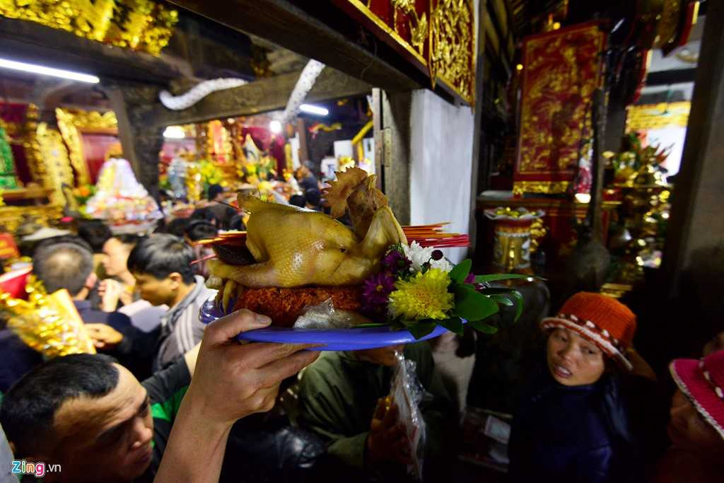 Anh Huy (Lộc Vượng, Nam Định) rất khó khăn mới dâng được mâm cúng vào ban thờ.