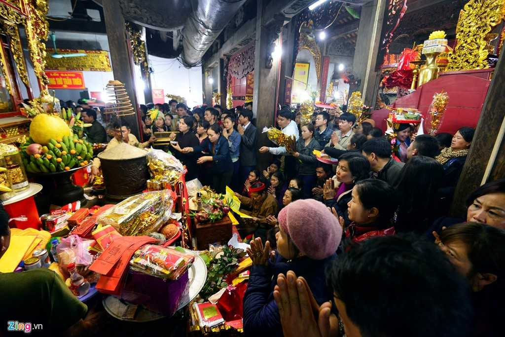 Tại phủ chính, dòng người chen chúc lễ bái.