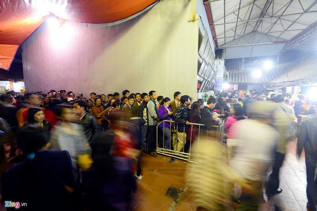 1h sáng ngày 15/2, dòng người xếp hàng để vào cung cấm.