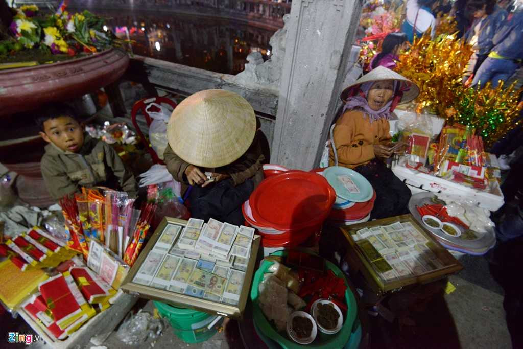 Dịch vụ đổi tiền lẻ chênh lệch cao xuất hiện ngay trước phủ chính đền Thượng.