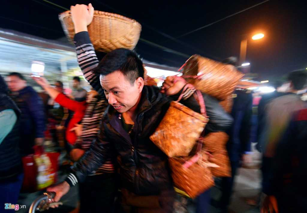 Tại khu vực chợ Viềng xuân, cảnh tượng mua bán đông đúc. Người đàn ông này mua nhiều chiếc nơm về để lấy may.