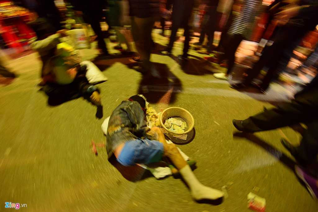 Nằm lăn ra đường xin tiền tại chợ Viềng