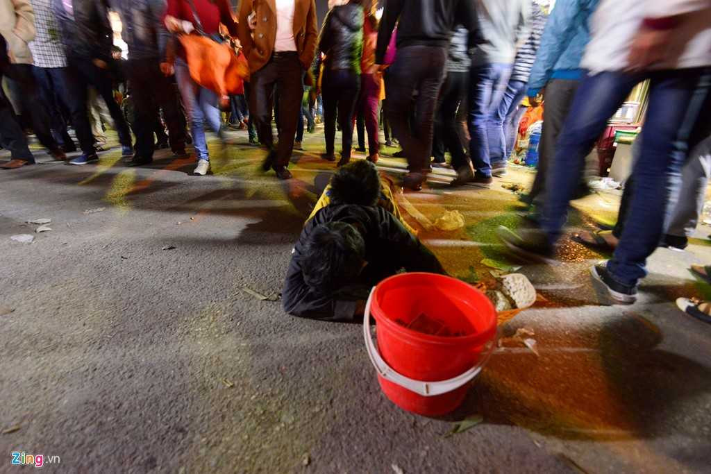 Người đàn ông này mang theo cả xô để đựng tiền kèm theo những chiếc nón rách. Tiền lẻ 1.000 - 5.000 đồng được khách thả vào khá nhiều.