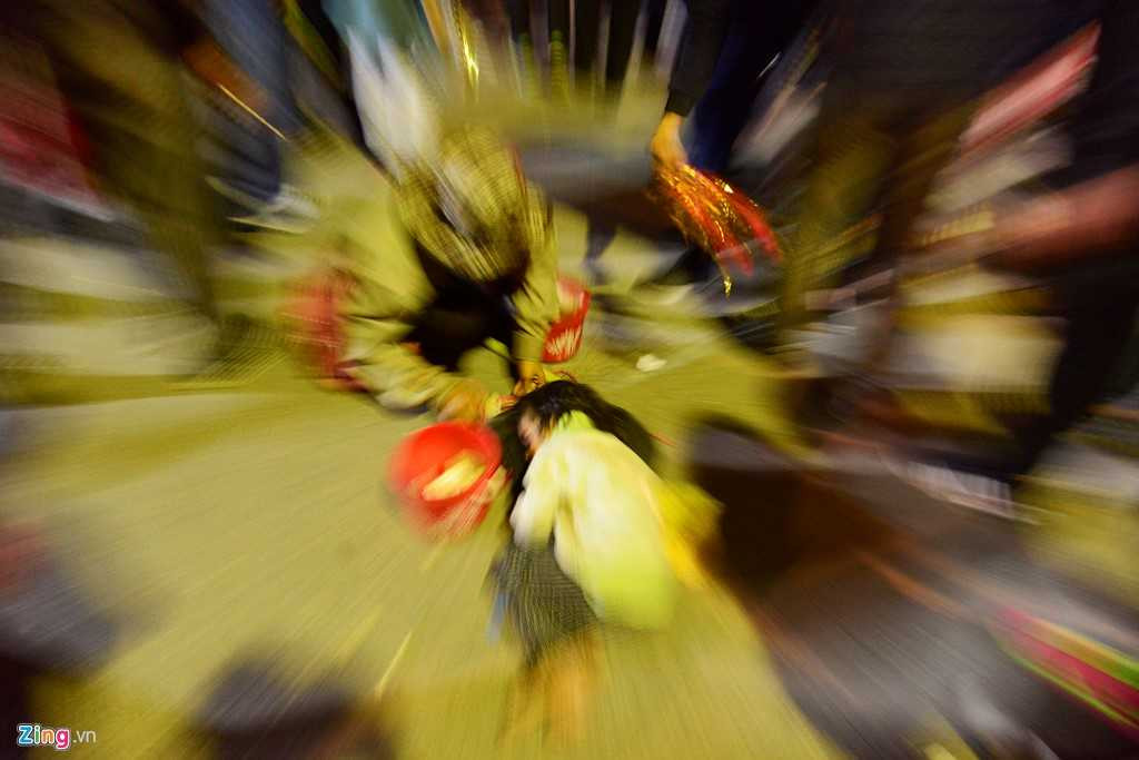 Nhiều em nhỏ nằm trên đường hàng tiếng đồng hồ mà không mở mắt. Anh Tú, một người dân sống trên con đường này cho biết: Người lớn tiêm cho chúng thuốc ngủ nó mới ngủ lâu thế, chứ trẻ con vài ba tuổi sao chịu được cảnh chen chúc, lạnh giá trong đêm như vậy.