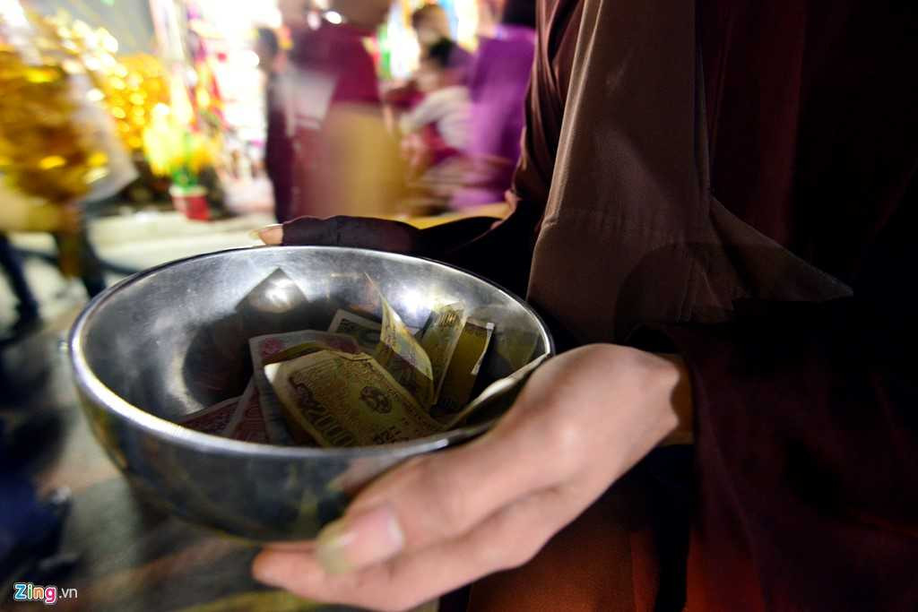 Thượng toạ Thích Đức Thiện - Phó tổng Thư ký Hội đồng Trị sự, Chánh Văn phòng 1 Trung ương Giáo hội Phật giáo Việt Nam từng khẳng định, những vị sư đi khất thực, ăn xin chốn công cộng không phải là sư chân chính.