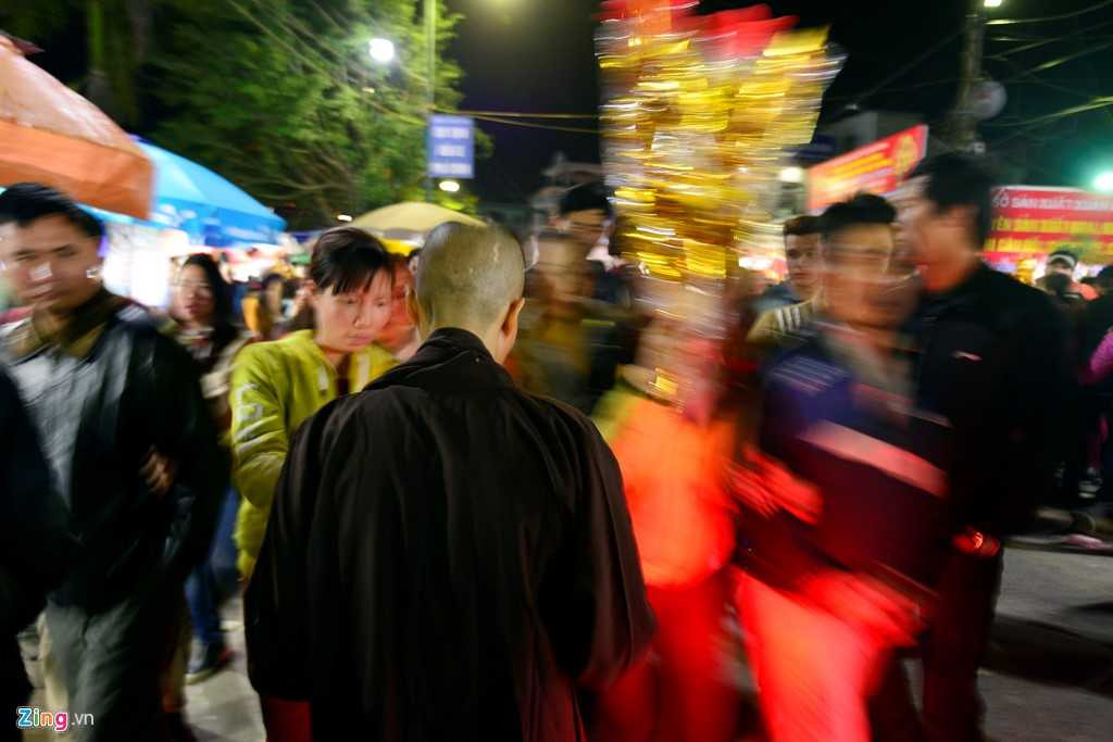 Đại đức nói thêm, ban Tăng sự Trung ương Giáo hội Phật giáo Việt Nam có quy định, cương quyết ngăn chặn hành vi khất thực phi pháp, lợi dụng hình thức tu sĩ Phật giáo để làm trái với truyền thống của đạo phật. Nếu ai đó vi phạm sẽ bị xử lý theo quy định của pháp luật.