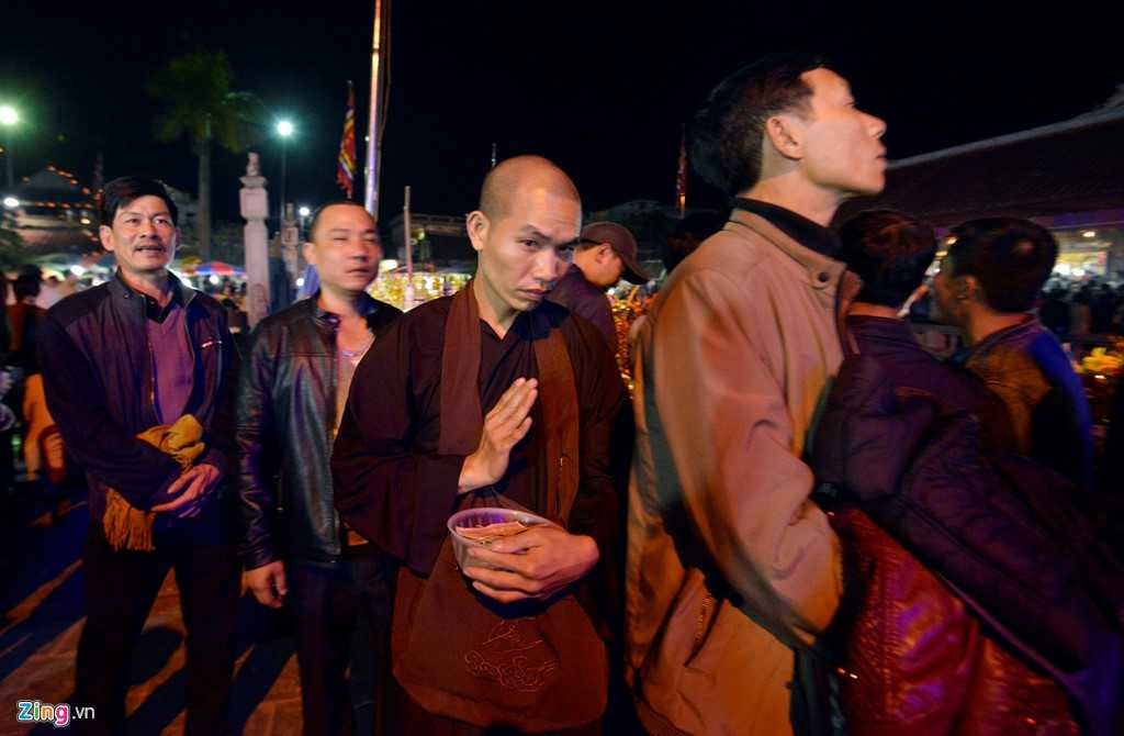 Một người mặc áo nhà sư khi thấy ghi hình liền quay mặt và vụt đi chỗ khác rất nhanh. Ước tính, khoảng 15 - 20 người vận trang phục như người đàn ông này.