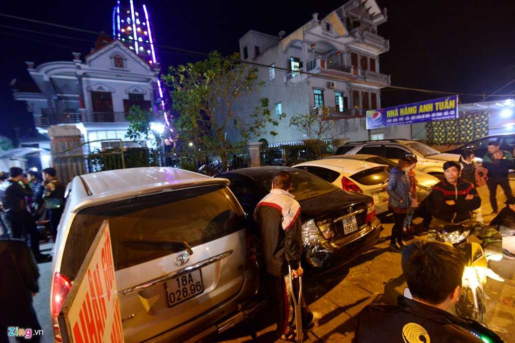 Giá dịch vụ trông xe tại chợ Viềng cũng cao hơn mọi năm, một ôtô 200.000 - 300.000 đồng.