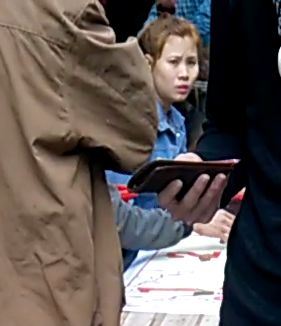 Sau khi phát hiện được chúng tôi quay hình, đối tượng nữ chủ sòng này đã gọi điện liên tục “báo cáo” với ai đó.