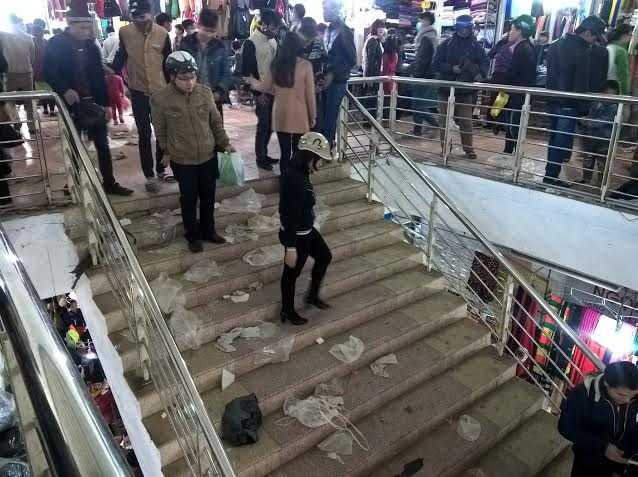 Không chỉ để bài bạc hoạt động công khai, chợ Giát còn nhếch nhác ngập rác rưởi, lộn xộn vào những ngày cuối năm.