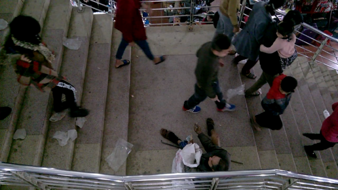 Người ăn xin vật vờ dọc lối lên chợ.