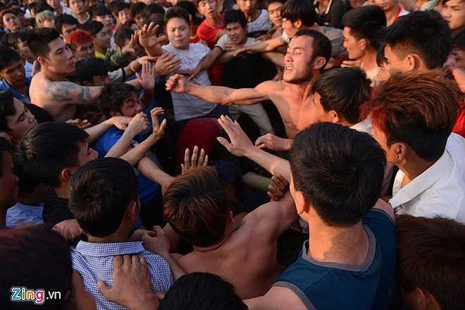 Thanh niên quyết liệt đến mức ẩu đả lẫn nhau. Nhiều người bị đấm đau lập tức trả đũa dẫn đến hỗn loạn. (Nguồn: Zing)