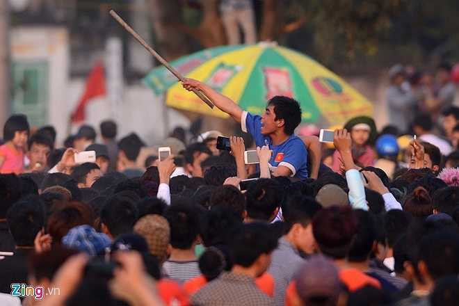 Có thanh niên đã dùng gậy khua khoắng và doạ đánh đối phương. (Nguồn: Zing)