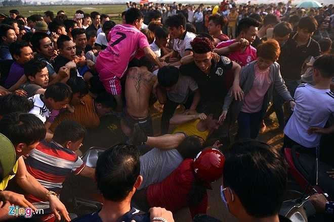 Đám thanh niên cướp phết đi đến đâu, xe cộ hàng quán bị tàn phá đến đó, người và xe dọc đường ngã dúi dụi. (Nguồn: Zing)