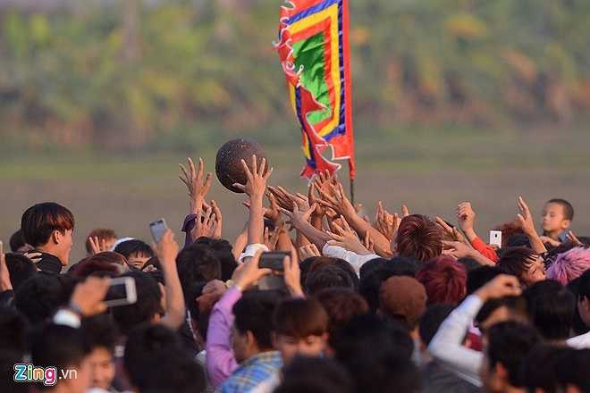 Thỉnh thoảng, trái cầu lại tung lên không trung. Hàng nghìn người theo dõi xung quanh vẫn ồ lên thích thú. (Nguồn: Zing)
