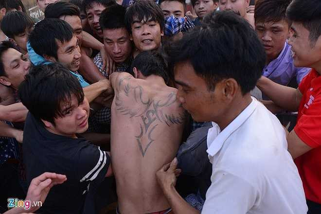 Nhiều người dân cho rằng, tranh cướp phết là một tục lệ đẹp nhưng đã bị biến tướng đi nhiều trong nhiều năm nay. (Nguồn: Zing)