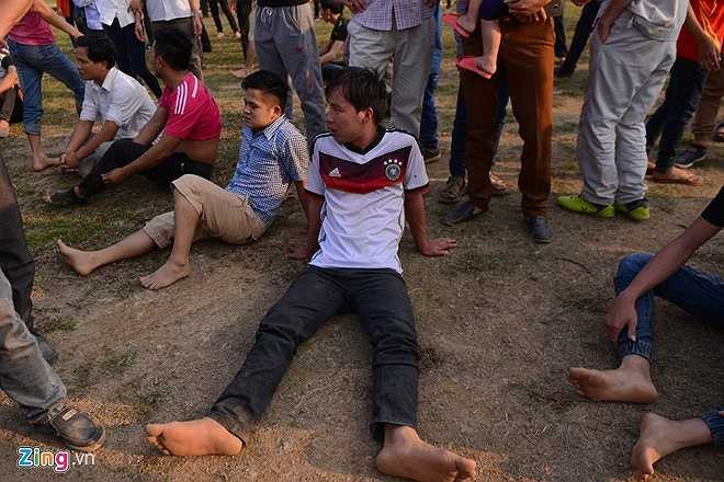 Những thanh niên đuối sức bị bỏ lại, nằm la liệt trên bãi đất trống của sân bóng. (Nguồn: Zing)