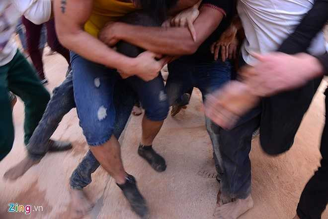 Cuộc tranh cướp càng lúc càng quyết liệt và căng thẳng. Nhiều thanh niên theo đến cùng do khoẻ và rất quyết tâm. (Nguồn: Zing)