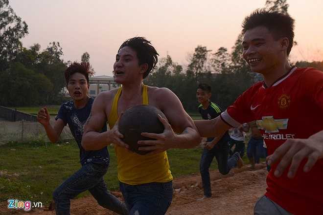 Nguyễn Xuân Cương (26 tuổi, thôn Tây Hạ) là một trong số ít người cướp được quả phết và chạy băng băng về làng. Tuy nhiên, sau đó anh bị người khác giành lại trong chớp mắt. (Nguồn: Zing)