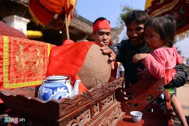 Vật chính của lễ hội là một quả phết làm bằng gỗ quý, đường kính 35 cm. Tương truyền, ai chạm được tay vào sẽ gặp nhiều may mắn trong năm mới. (Nguồn: Zing)