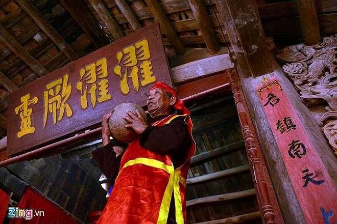 Trước khi màn cướp phết bắt đầu, một lễ tế bốn vị tướng do các bô lão trong làng làm chủ diễn ra. (Nguồn: Zing)